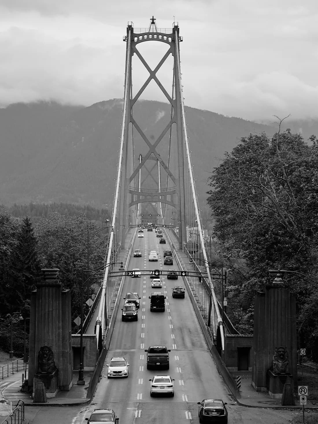 Le pont Lions Gate à Vancouver, vu dans l’axe de la chaussée, en noir et blanc