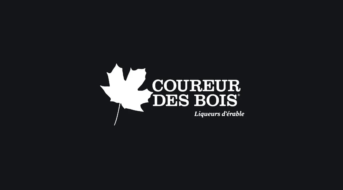 Logo de Coureur des Bois, liqueurs d’érable, sur fond noir