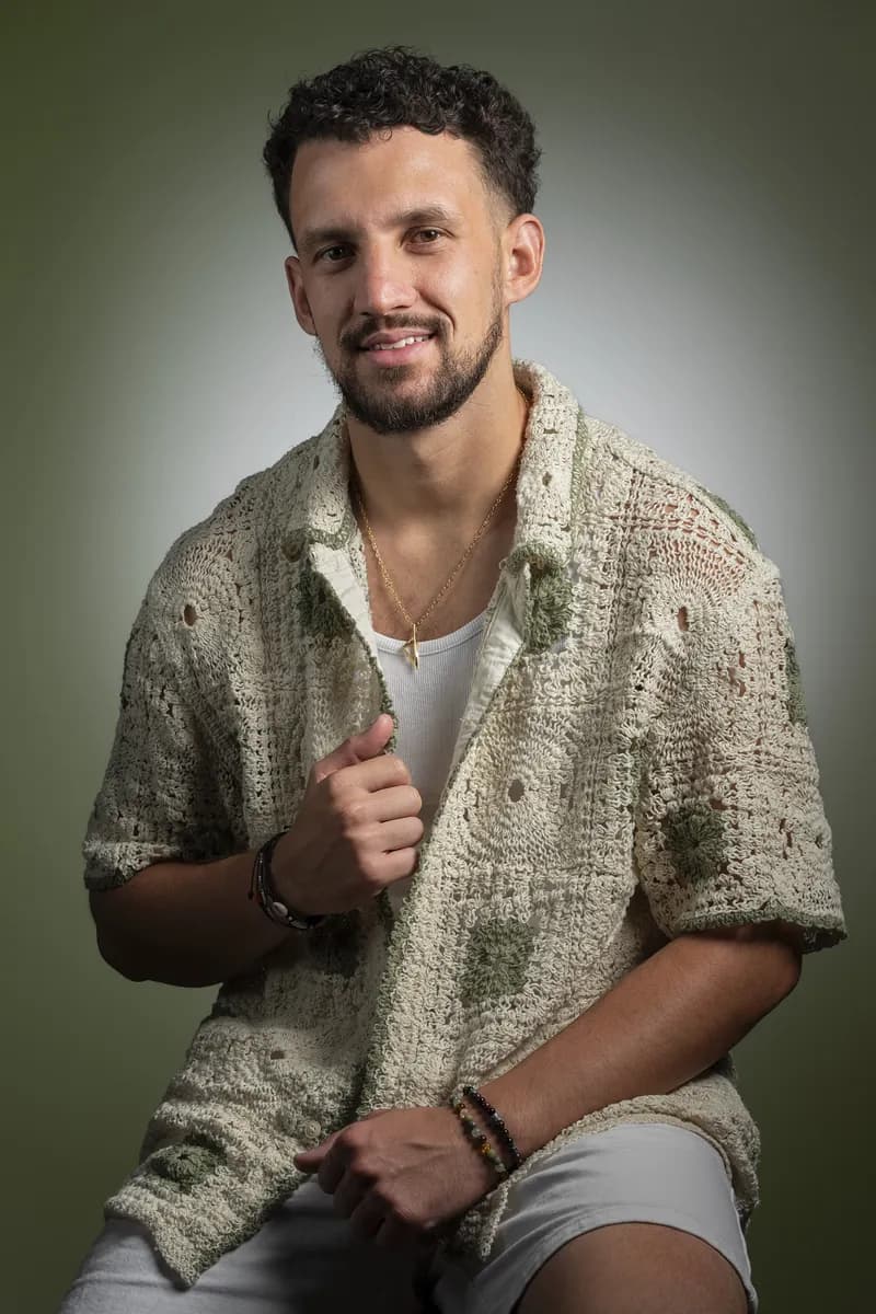 Portrait d’un jeune homme en chemise crochetée sur fond vert